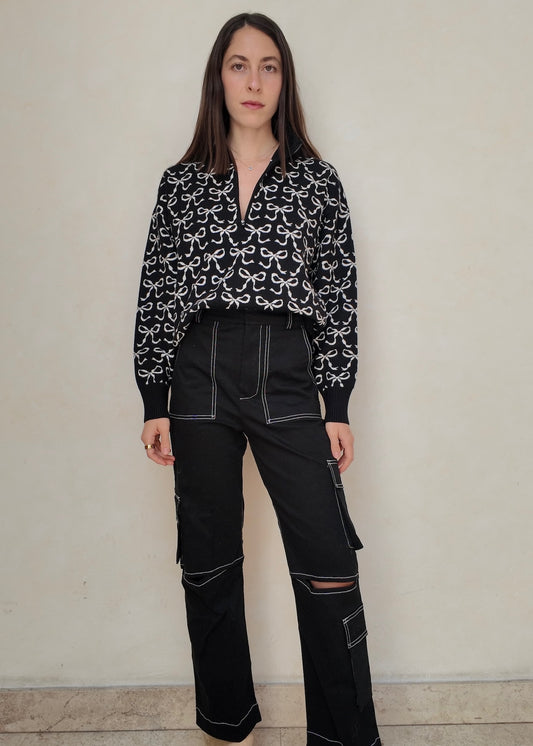 PANTALÓN NEGRO CON CORTES