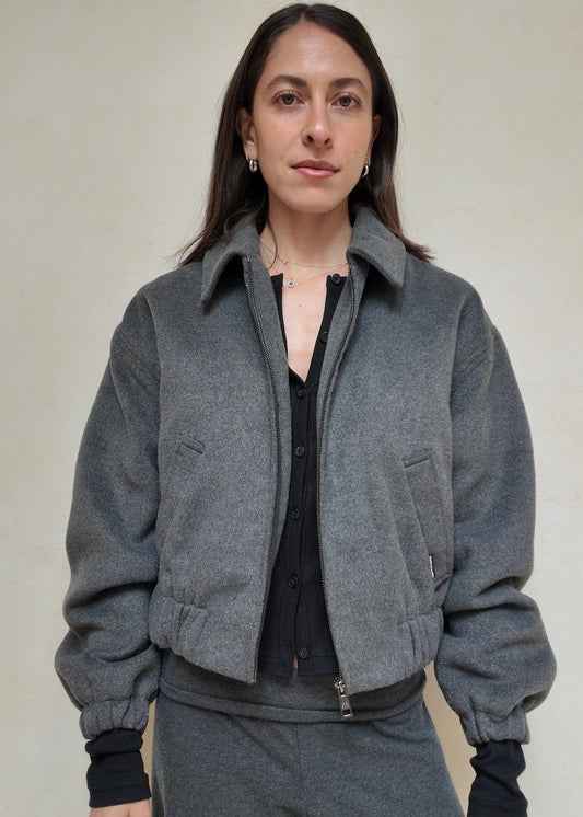 CHAMARRA BOMBER CROPPED GRIS OBSCURO