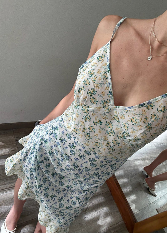 VESTIDO CON PRINT FLOREADO ASIMÉTRICO