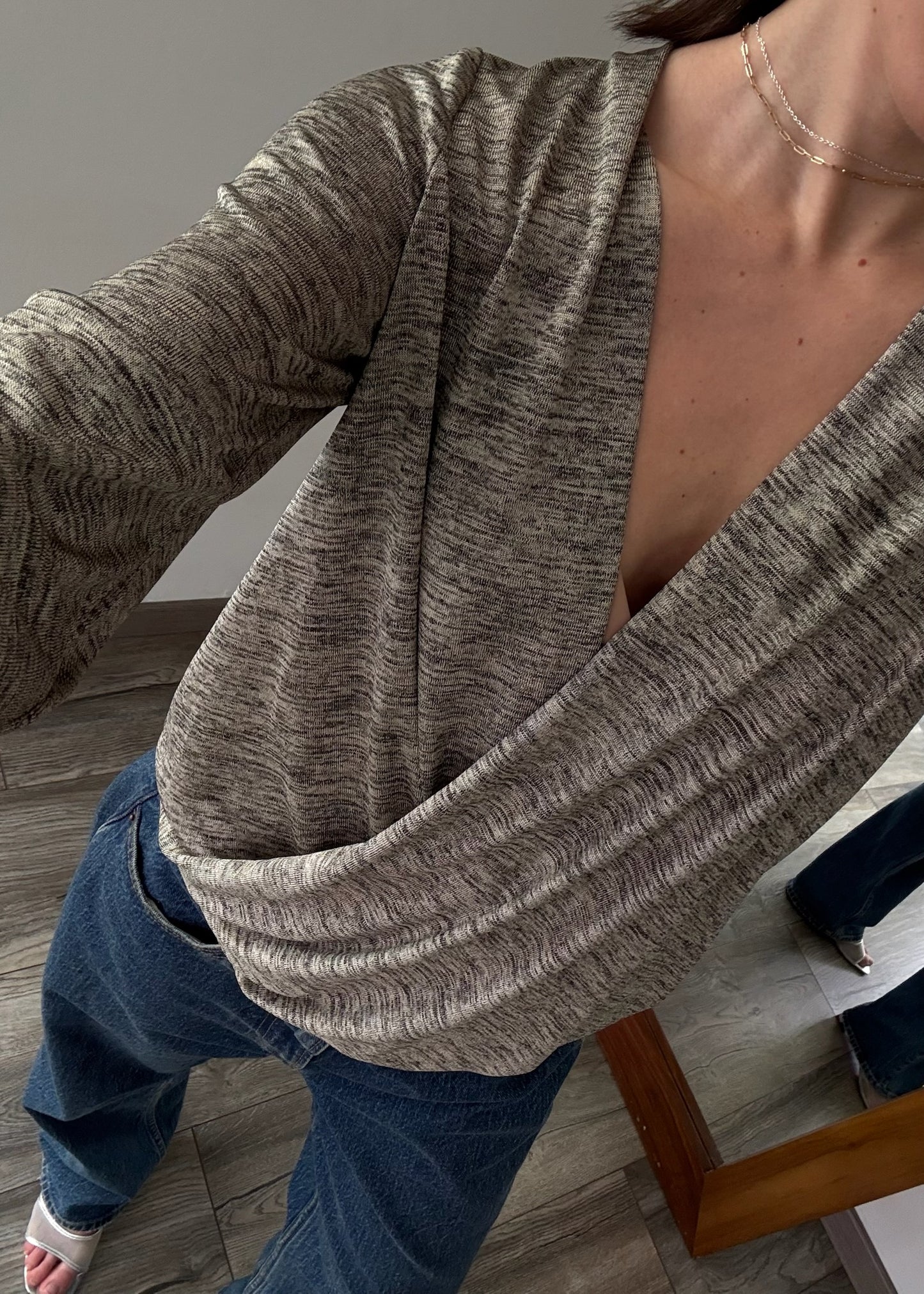 BLUSA GRIS CON ESCOTE