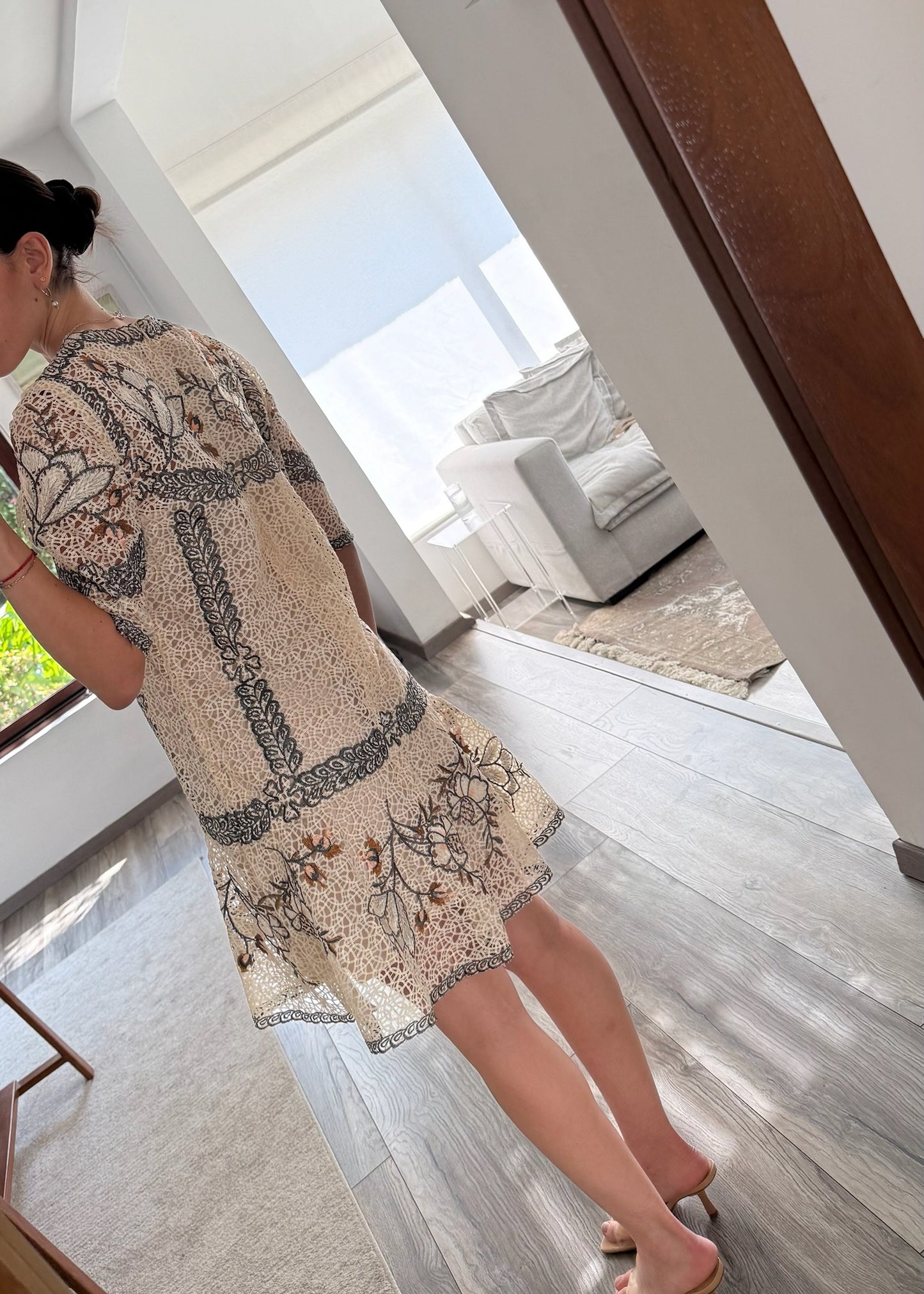 VESTIDO DE ENCAJE BEIGE MINI