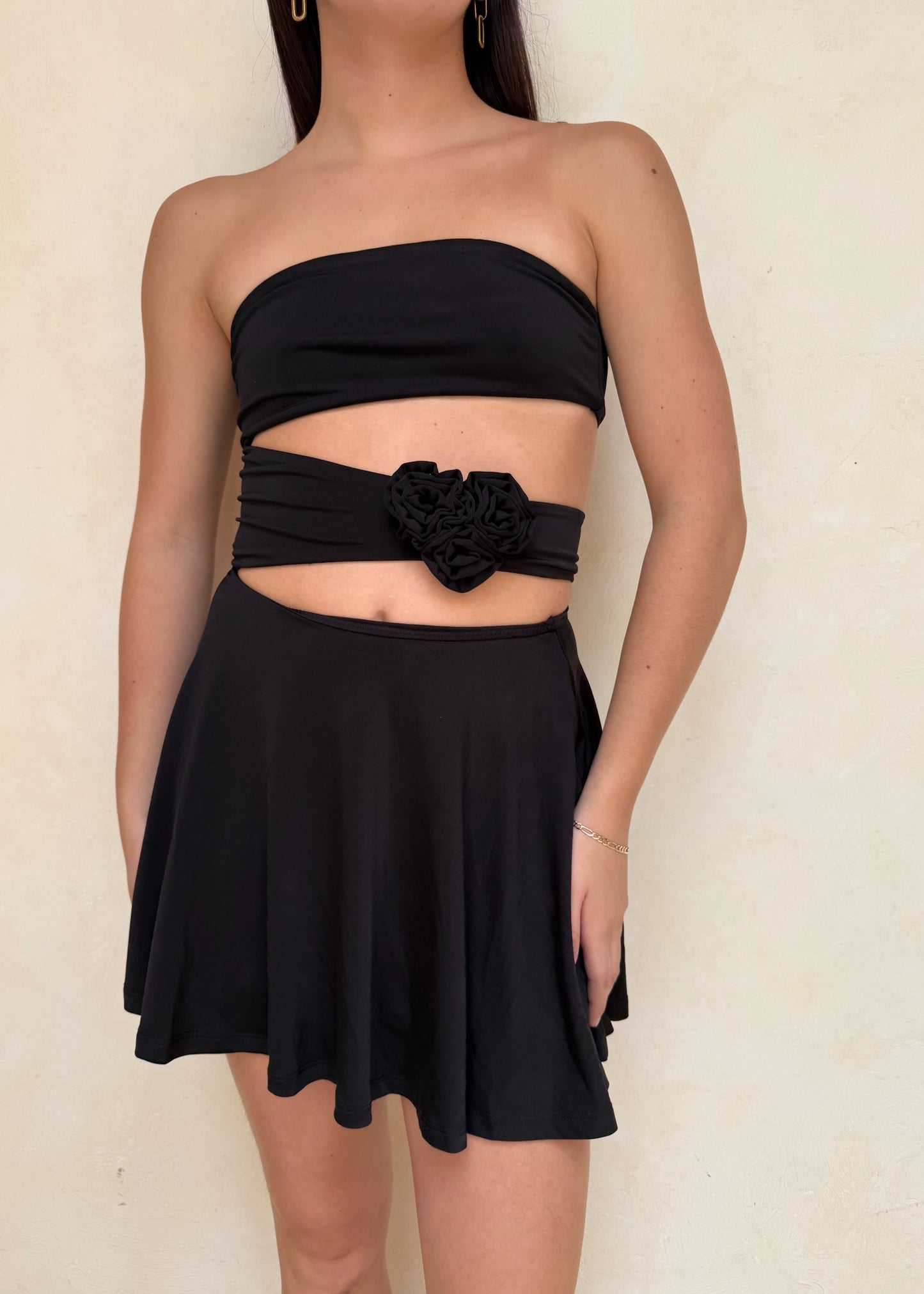VESTIDO MINI CON CUT OUTS Y FLOR