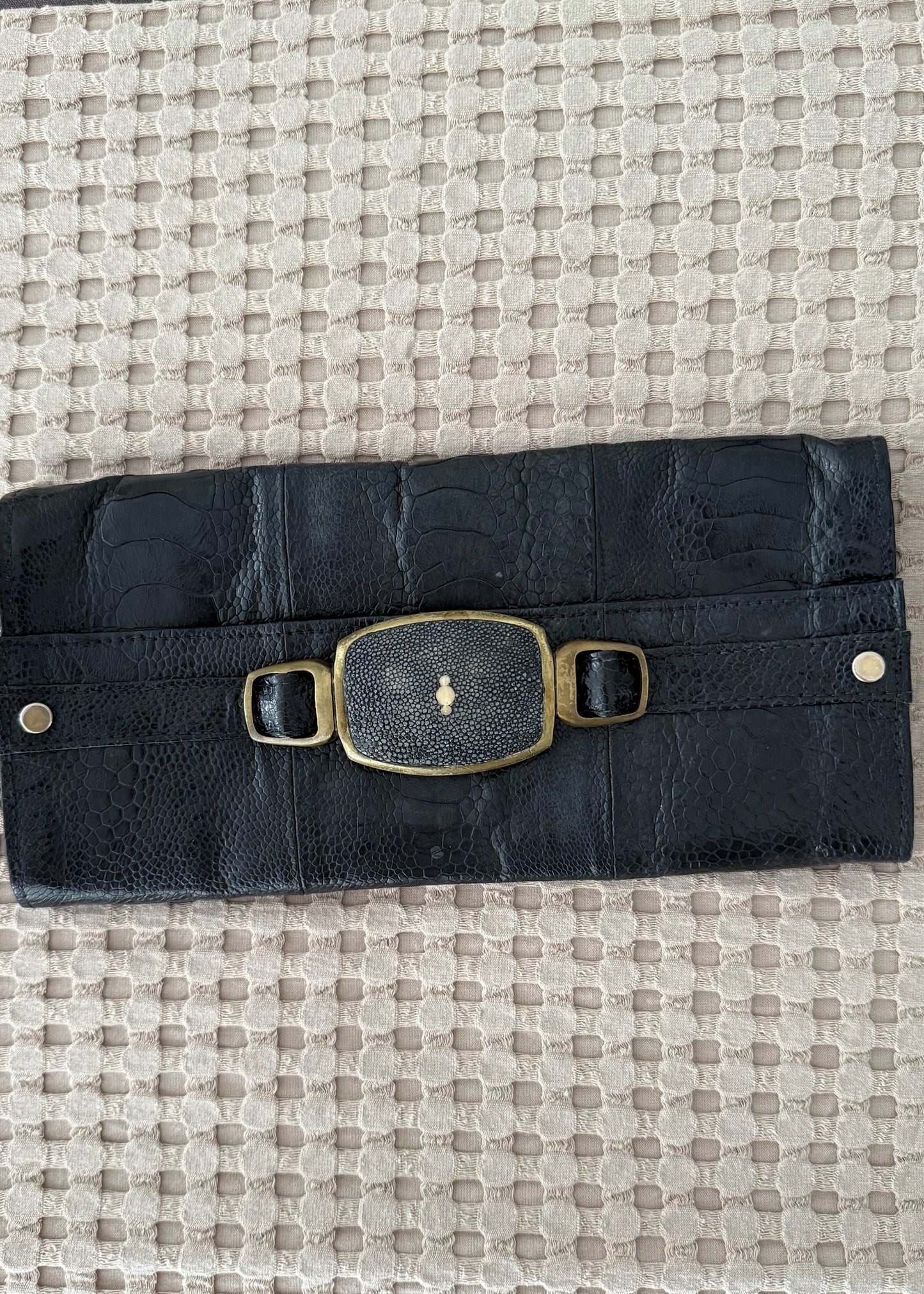 CLUTCH NEGRO CON TEXTURA SERPIENTE