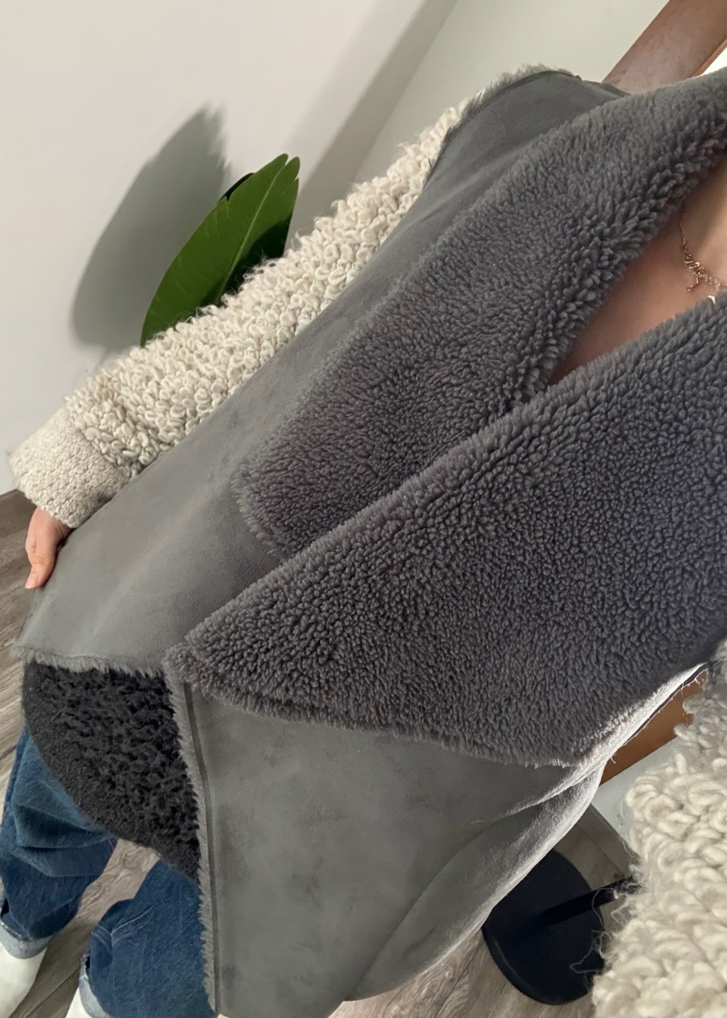 CHALECO TEDDY GRIS