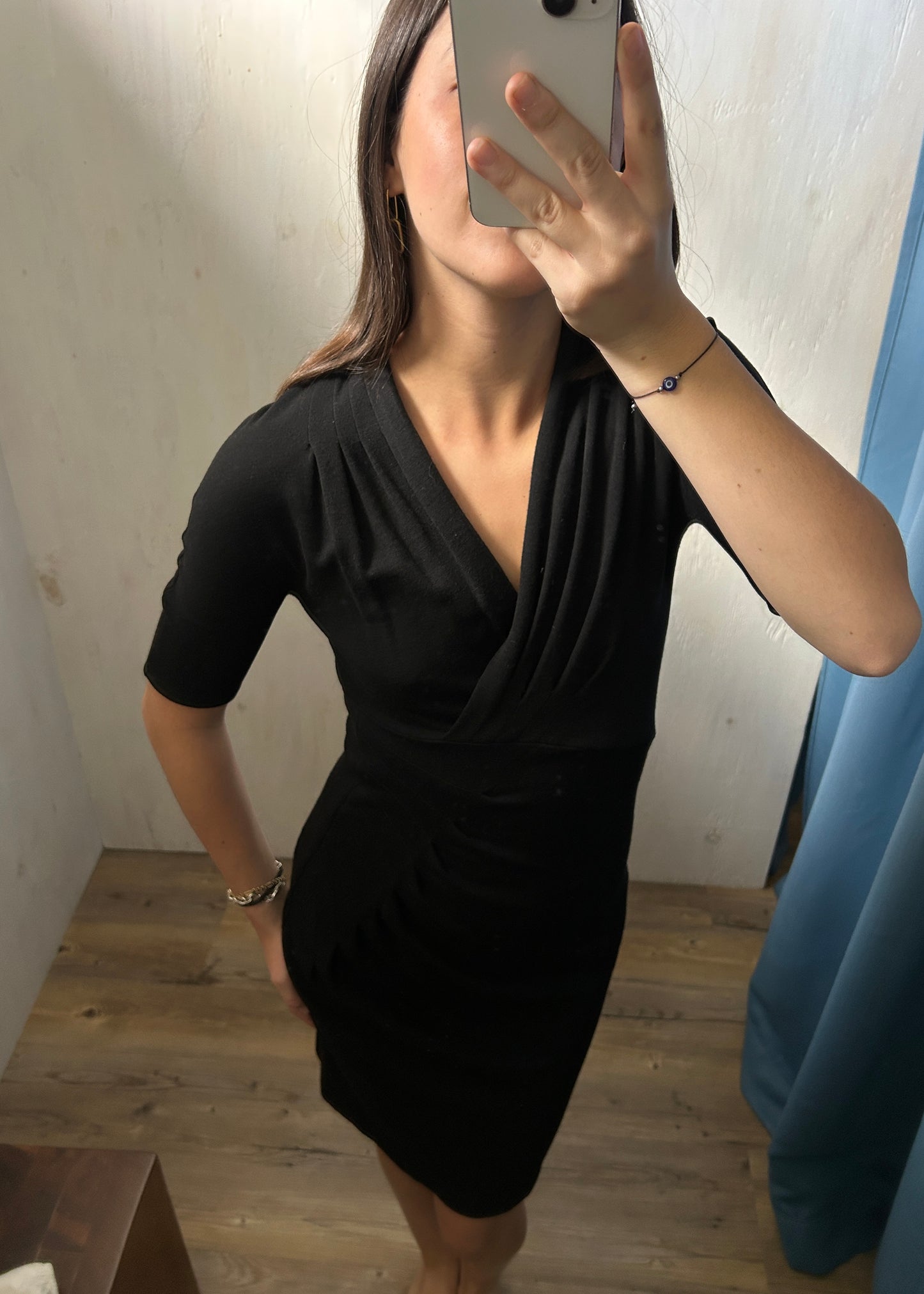 VESTIDO NEGRO CON ESCOTE EN V