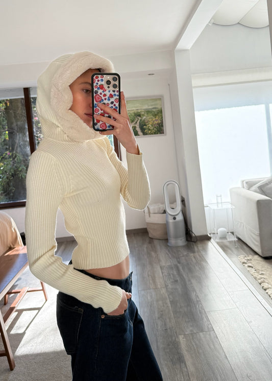 SUÉTER CON GORRO FURRY