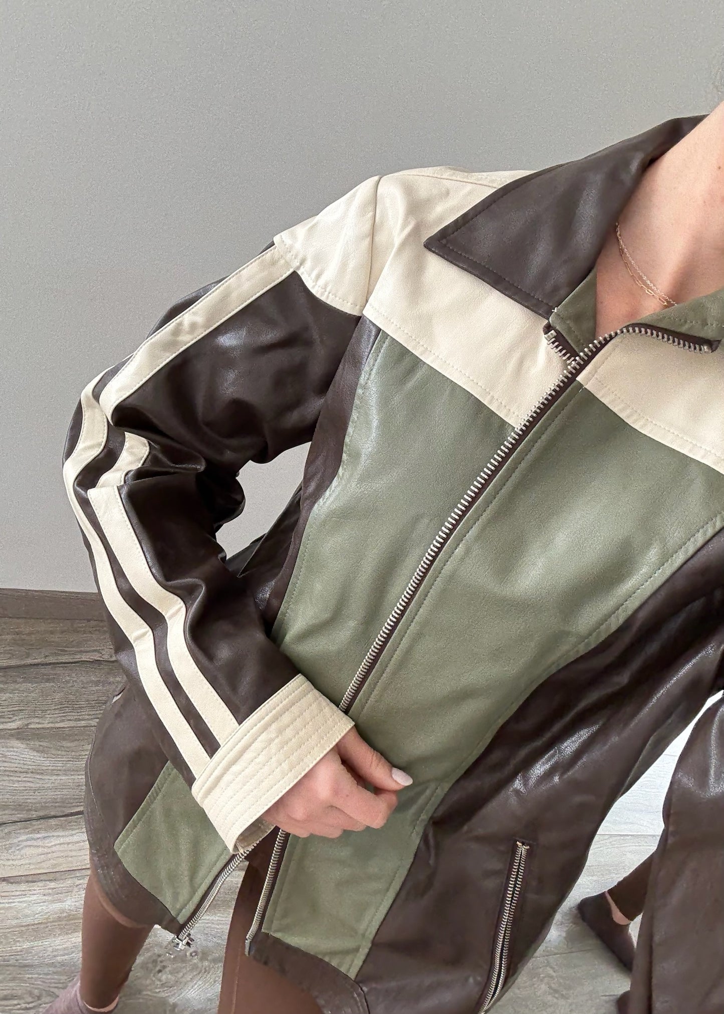 CHAMARRA TRICOLOR DE FAUX LEATHER