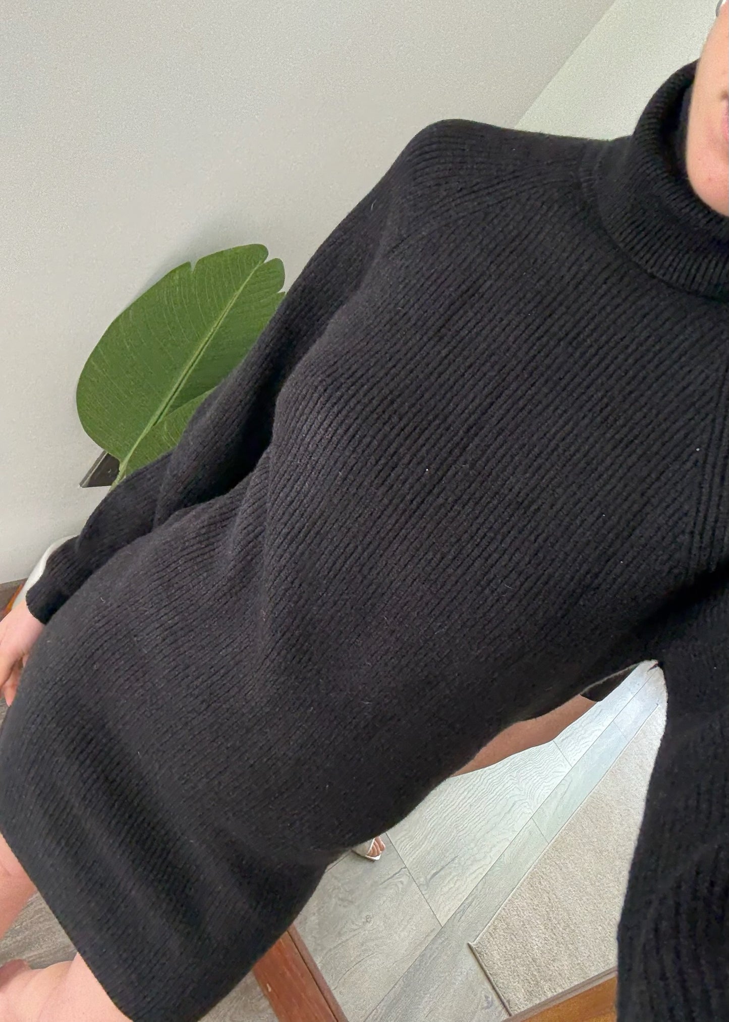 VESTIDO DE TIPO SUETER CON CUELLO ALTO