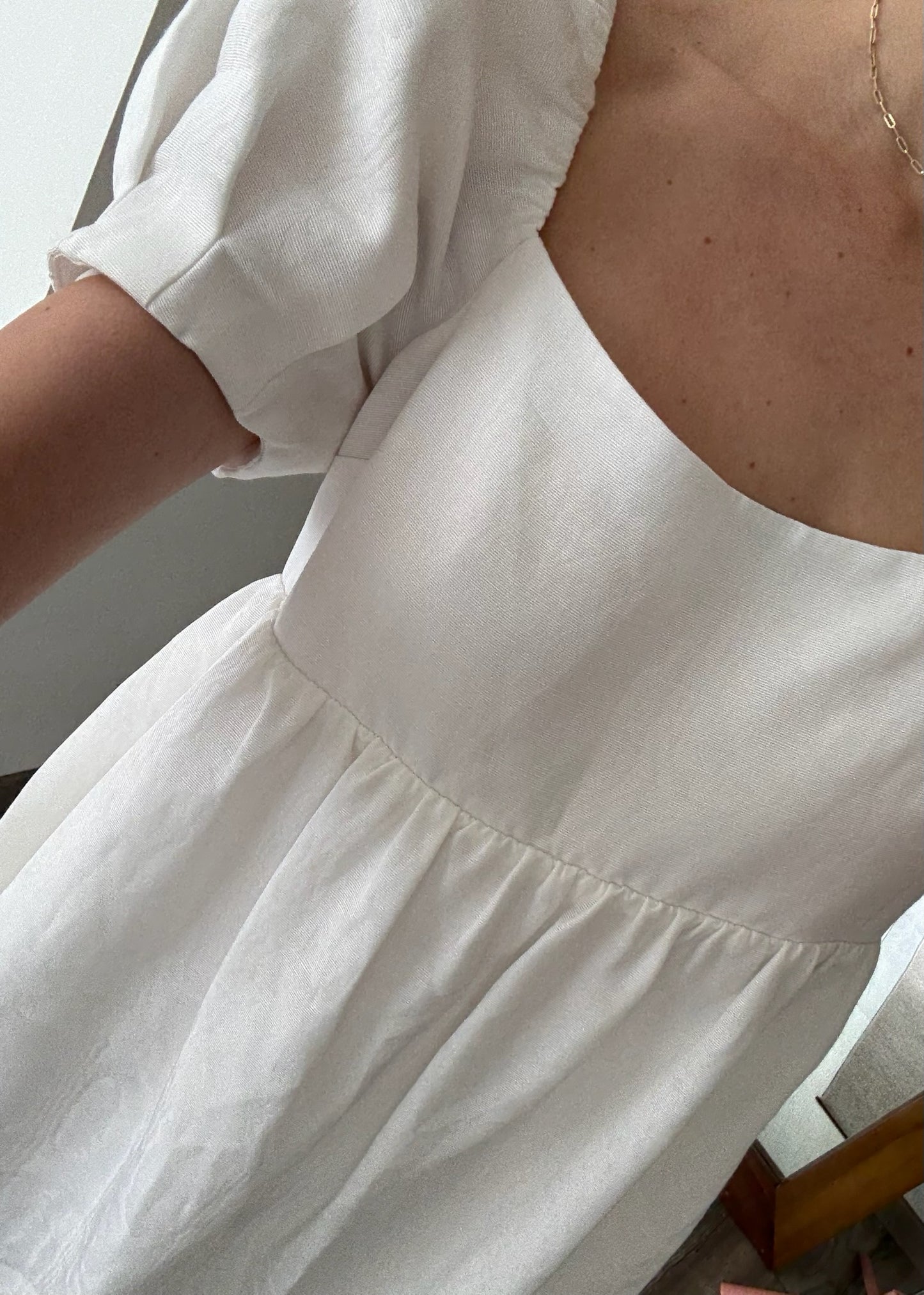 VESTIDO MINI CON MANGAS DE CAMPANA