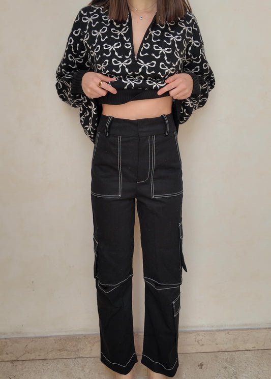 PANTALÓN NEGRO CON CORTES
