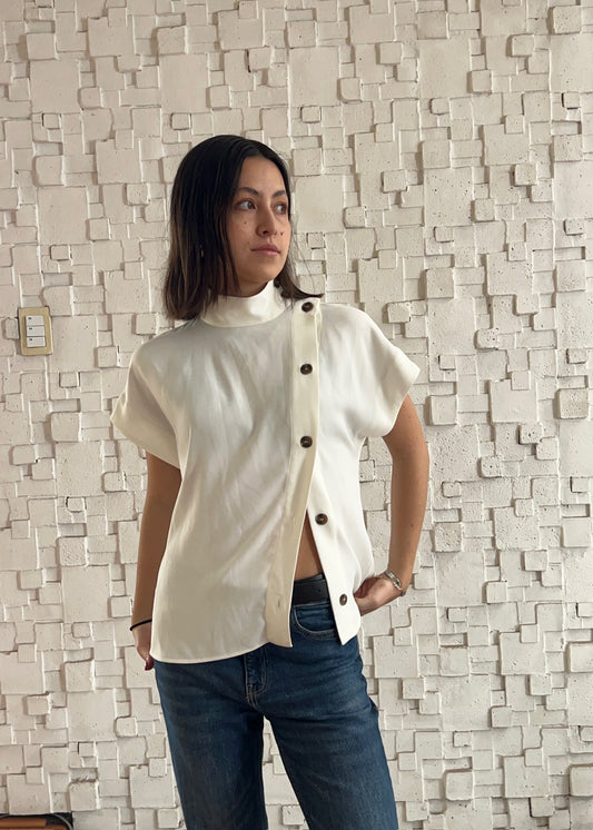 TOP CUELLO ALTO CON BOTONES