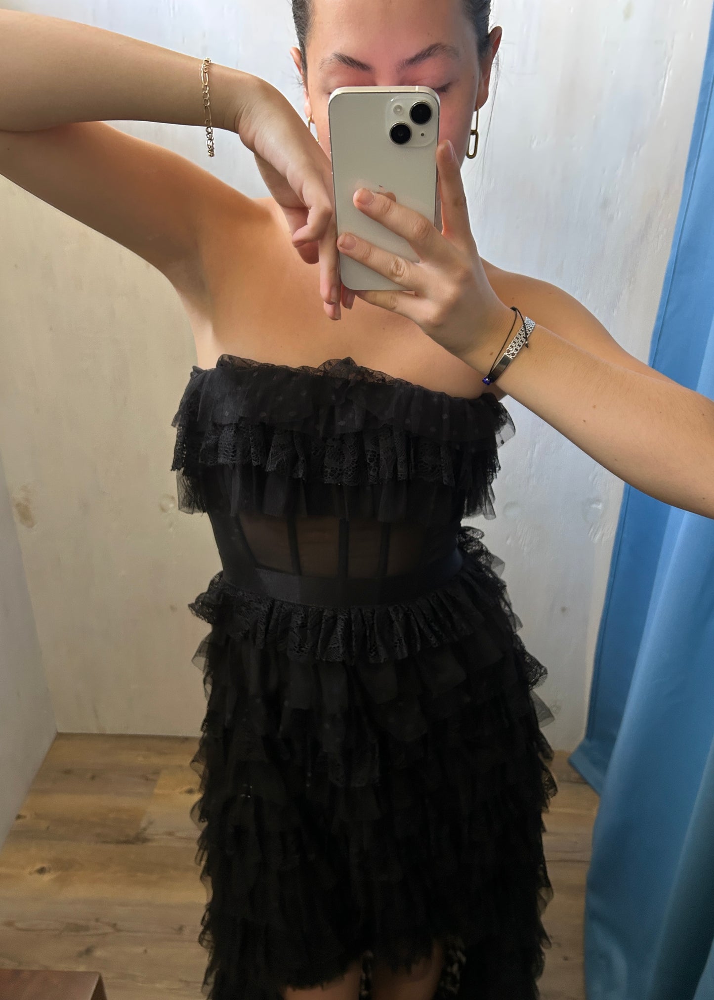VESTIDO NEGRO CON OLANES