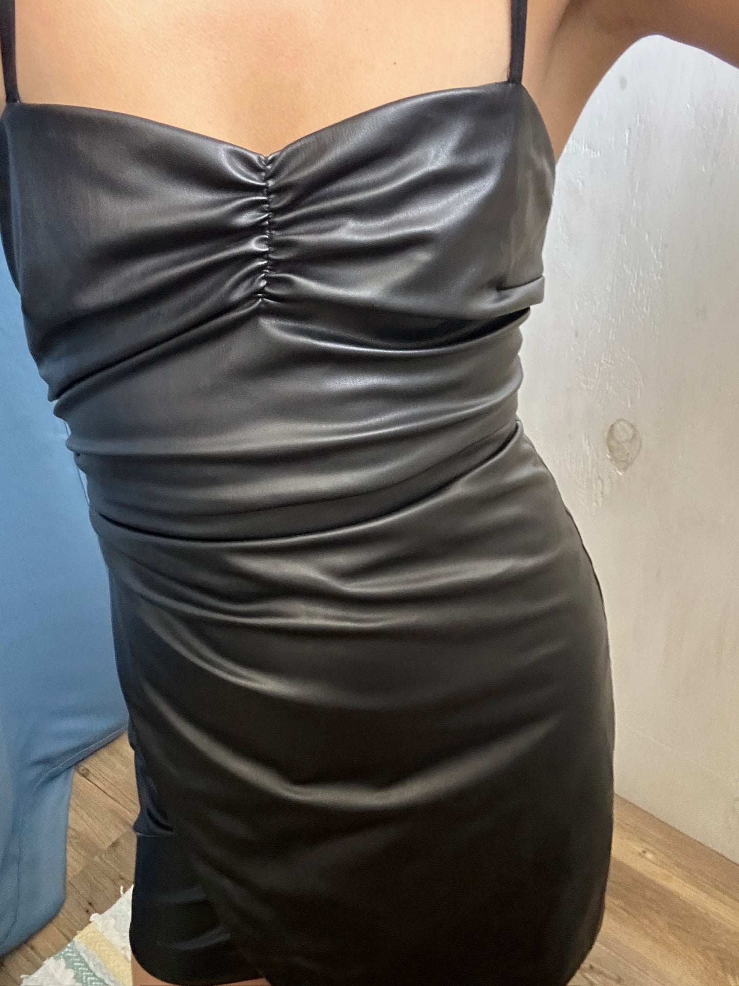 VESTIDO MINI DE FAUX LEATHER