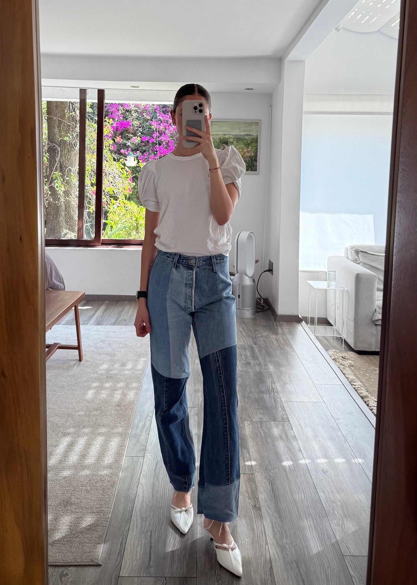 TEE BLANCA CON MANGAS DE CAMPANA