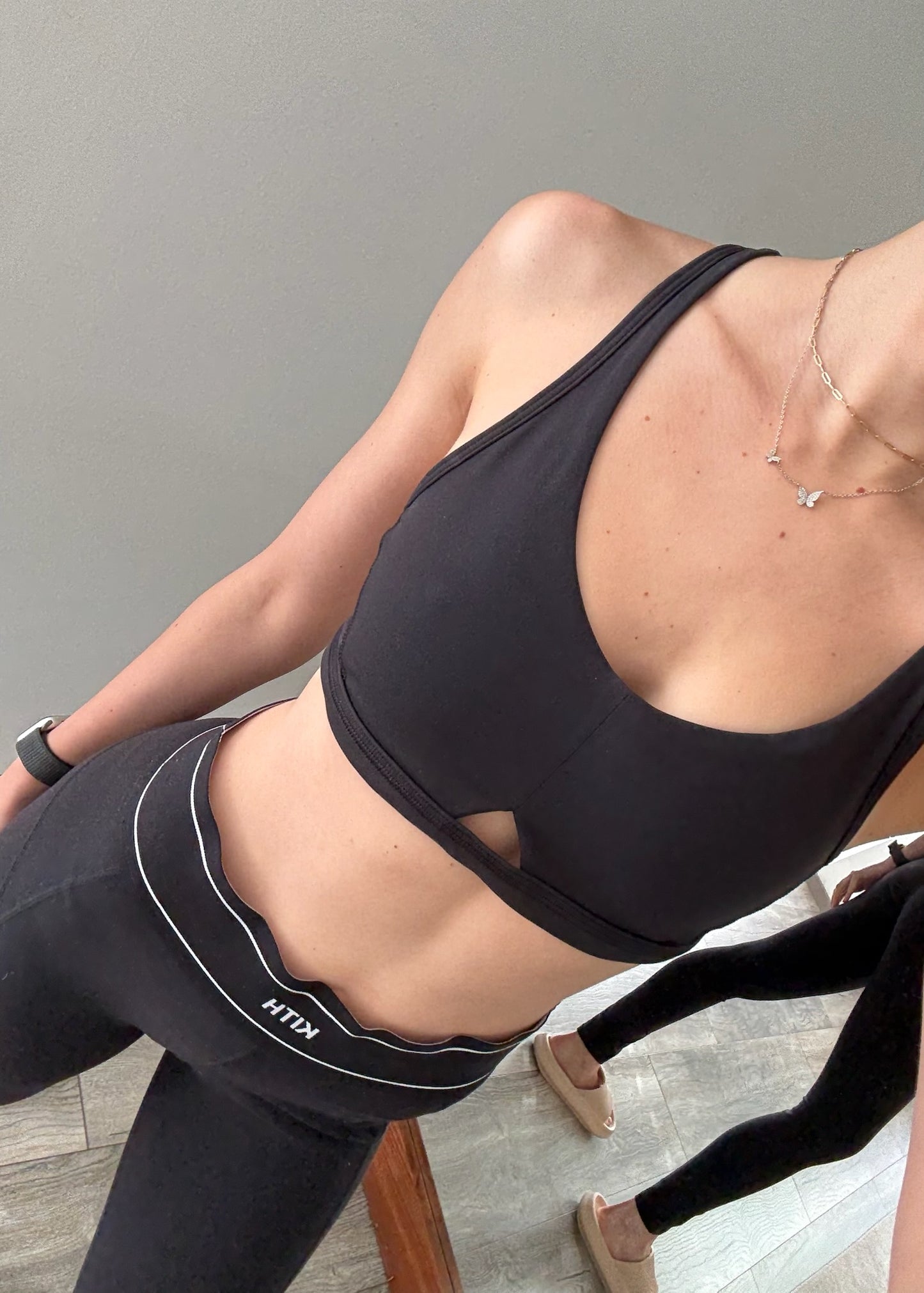 SPORTS BRA NEGRO CON CUT OUT