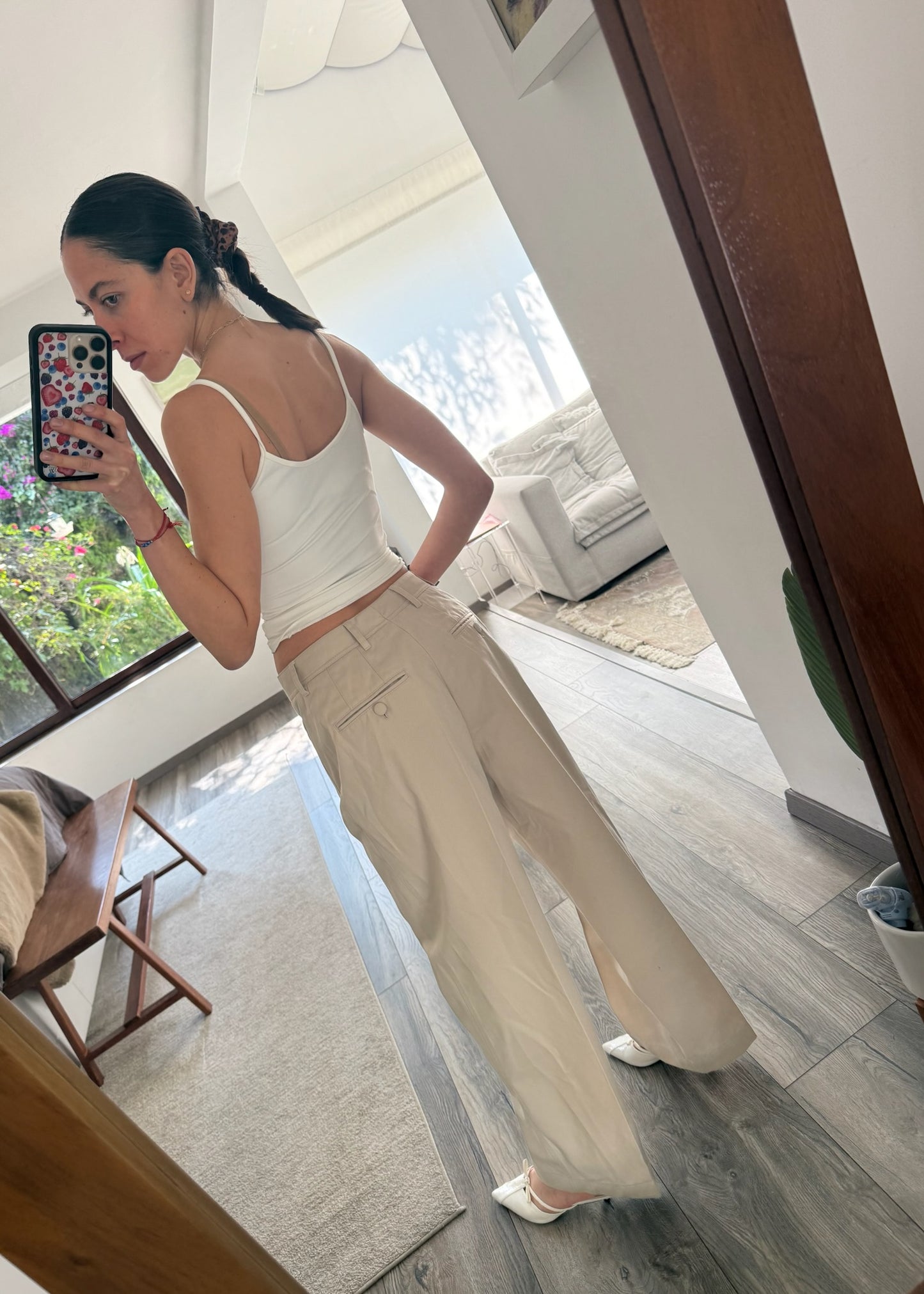 PANTALÓN BEIGE CON BOLSAS AL FRENTE
