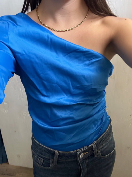 BLUSA SATINADA ONE SHOULDER