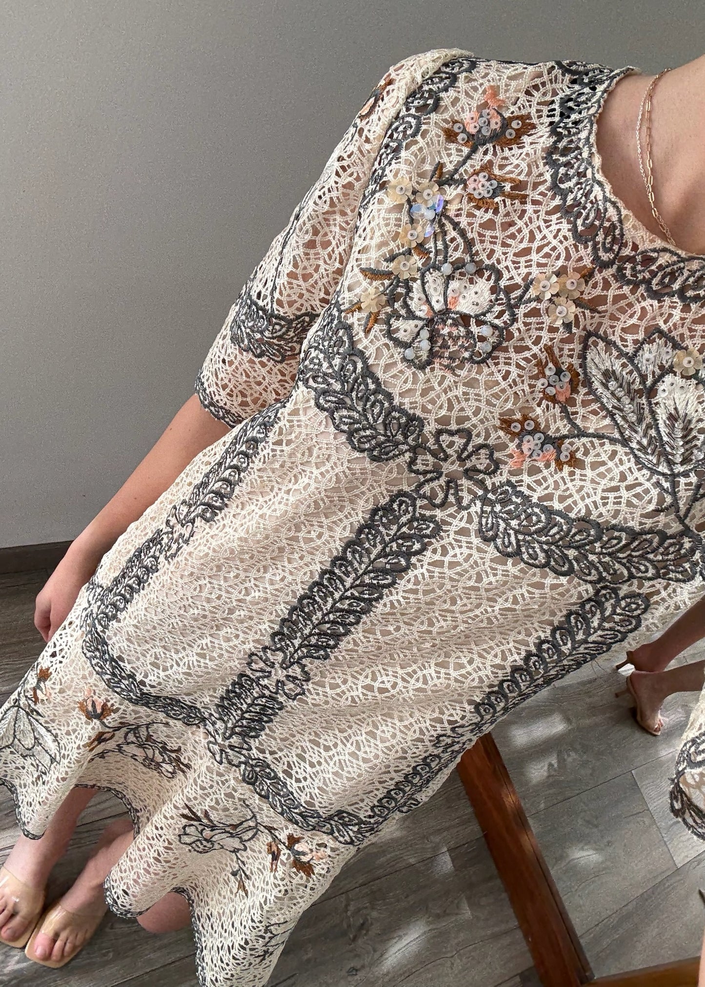 VESTIDO DE ENCAJE BEIGE MINI