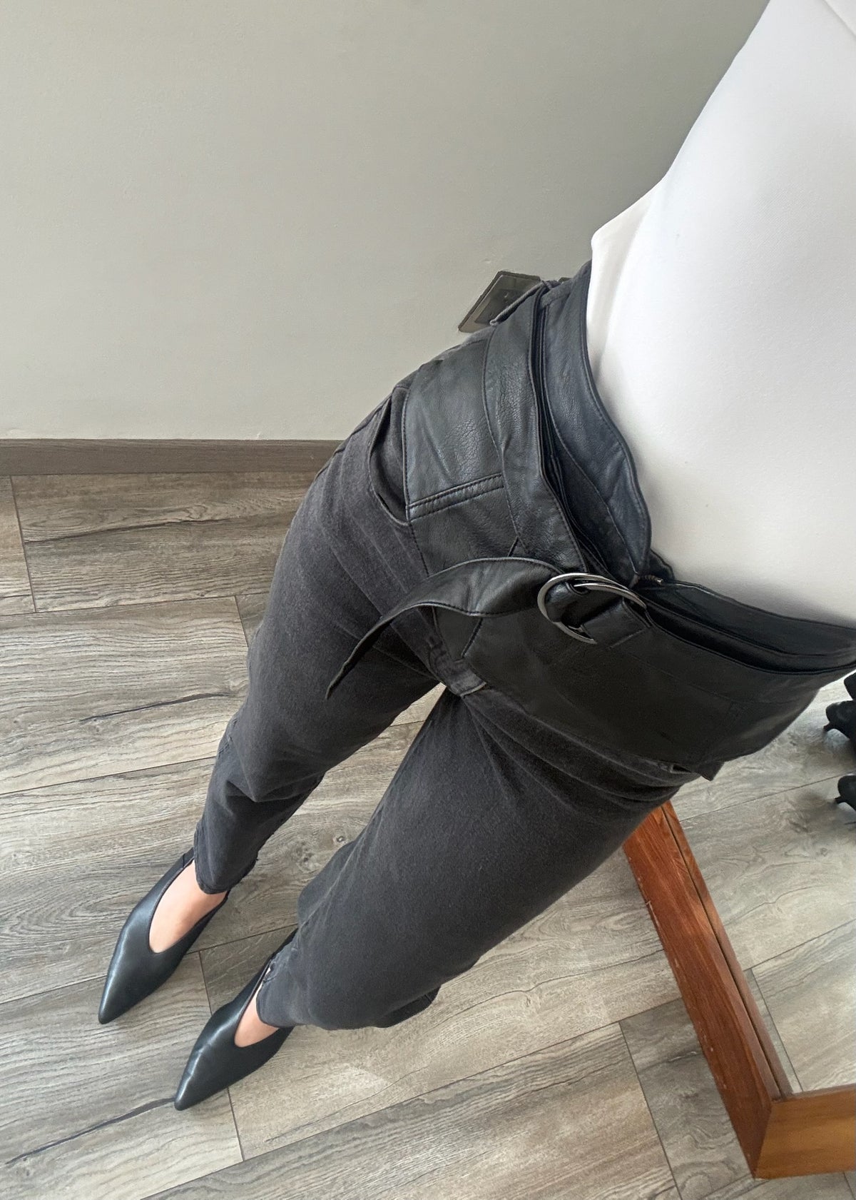 JEANS HIGH RISE CON CINTURÓN
