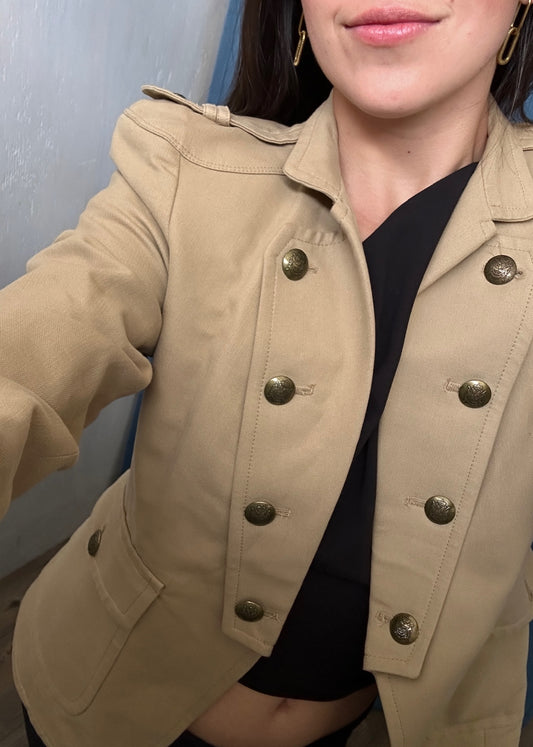 SACO CON HOMBRERAS TIPO MILITAR