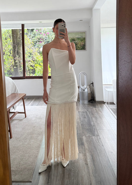 VESTIDO STRAPLESS CON FLECOS