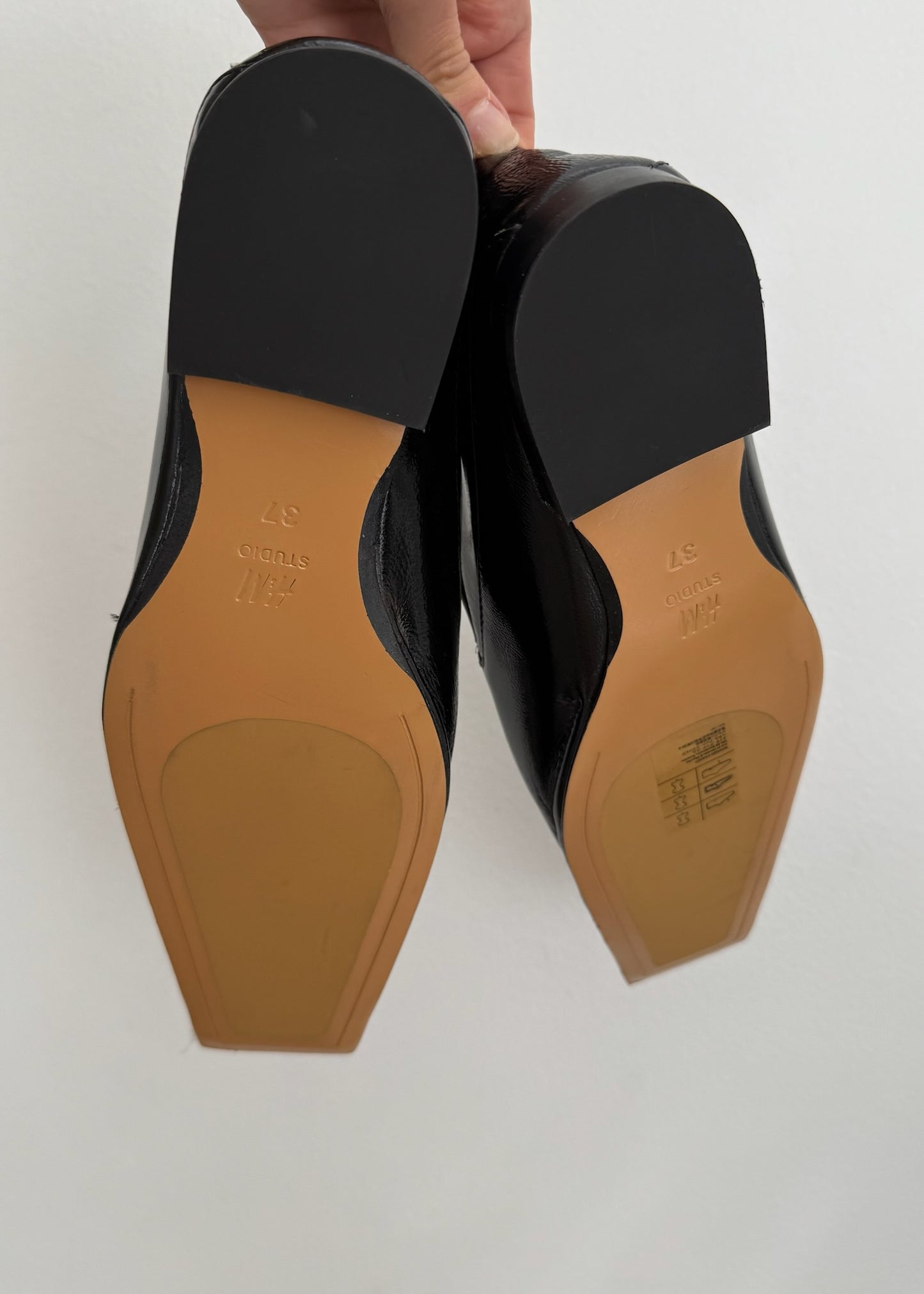 LOAFERS NEGROS CON PUNTA RECTA