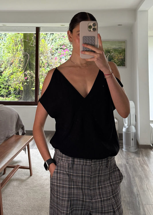 BLUSA CON CUT OUTS NEGRA