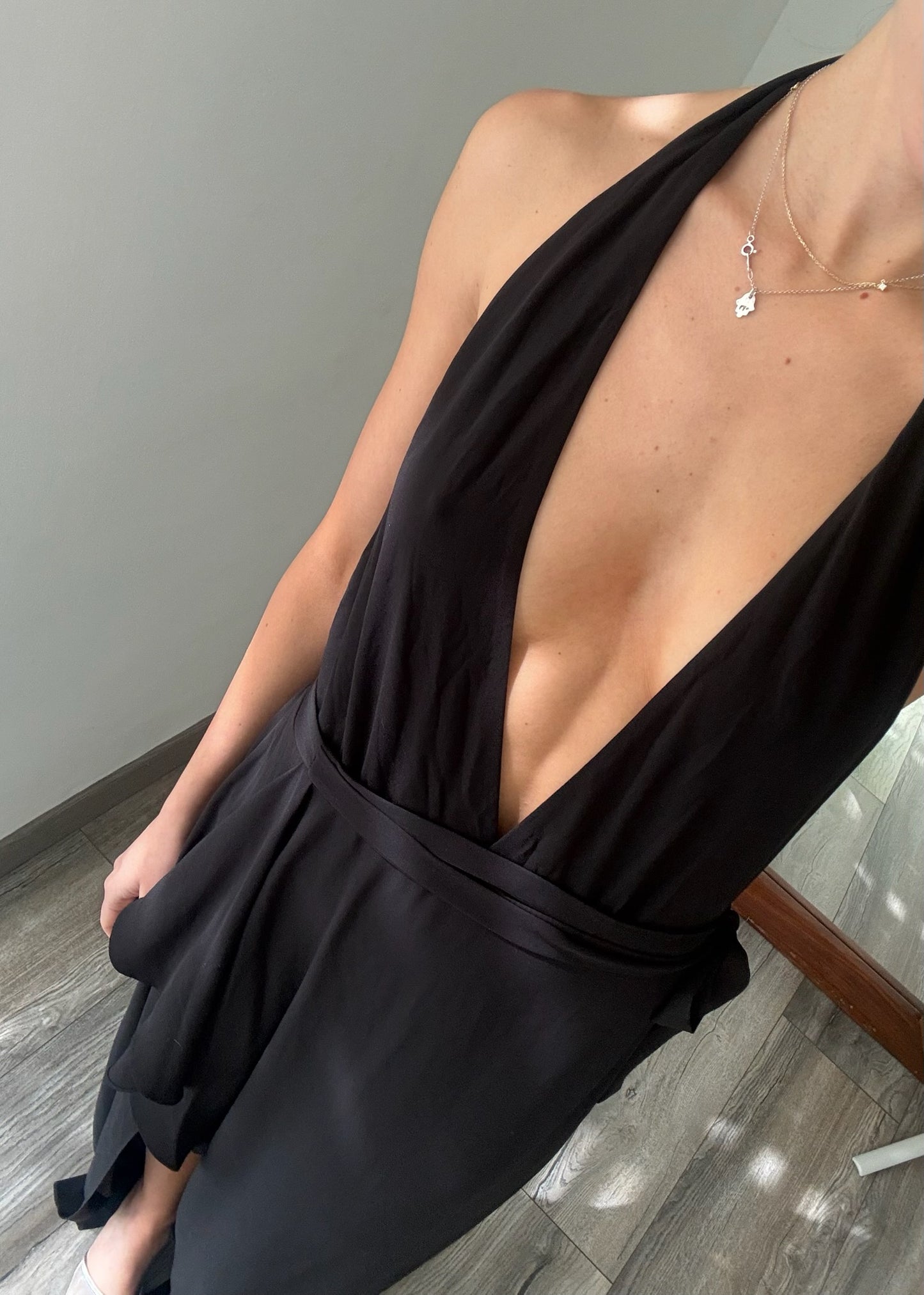VESTIDO MAXI NEGRO ESCOTADO
