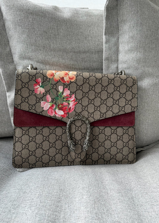 BOLSA CON LOGO Y FLORES