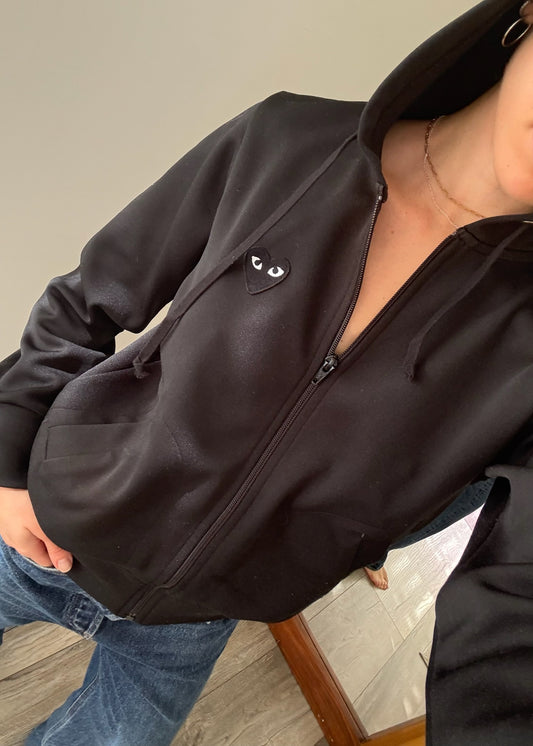 SUDADERA NEGRA CON LOGO