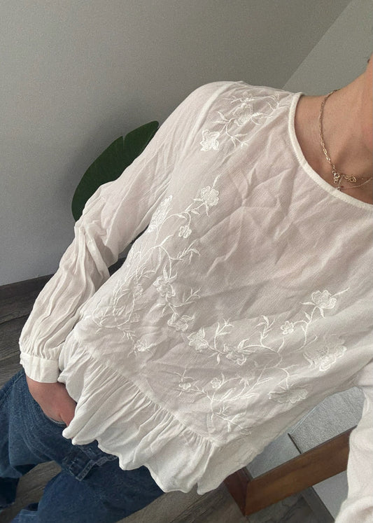 BLUSA BLANCA CON FLORES BORDADAS