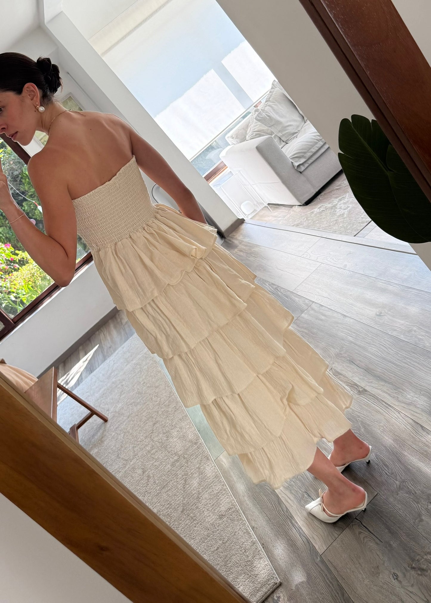 VESTIDO MIDI STRAPLESS CON OLANES