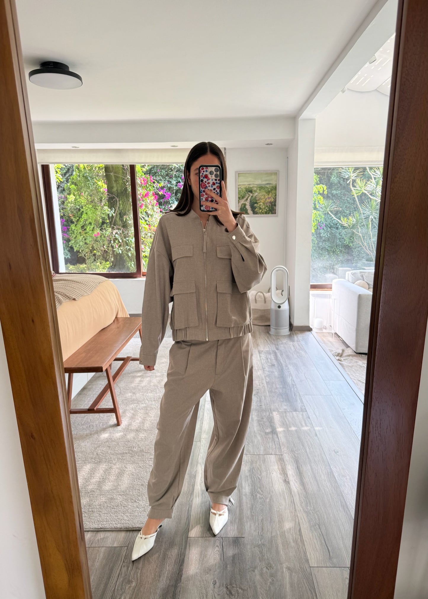 SET DE CHAMARRA Y PANTALÓN BEIGE