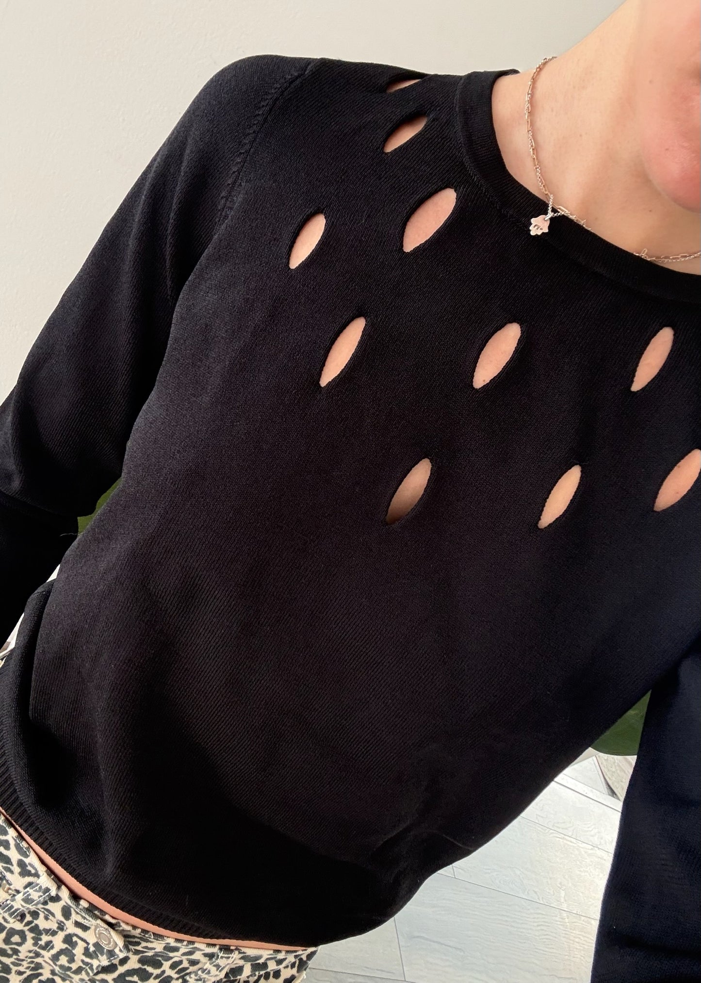 SUÉTER NEGRO CON HOYOS