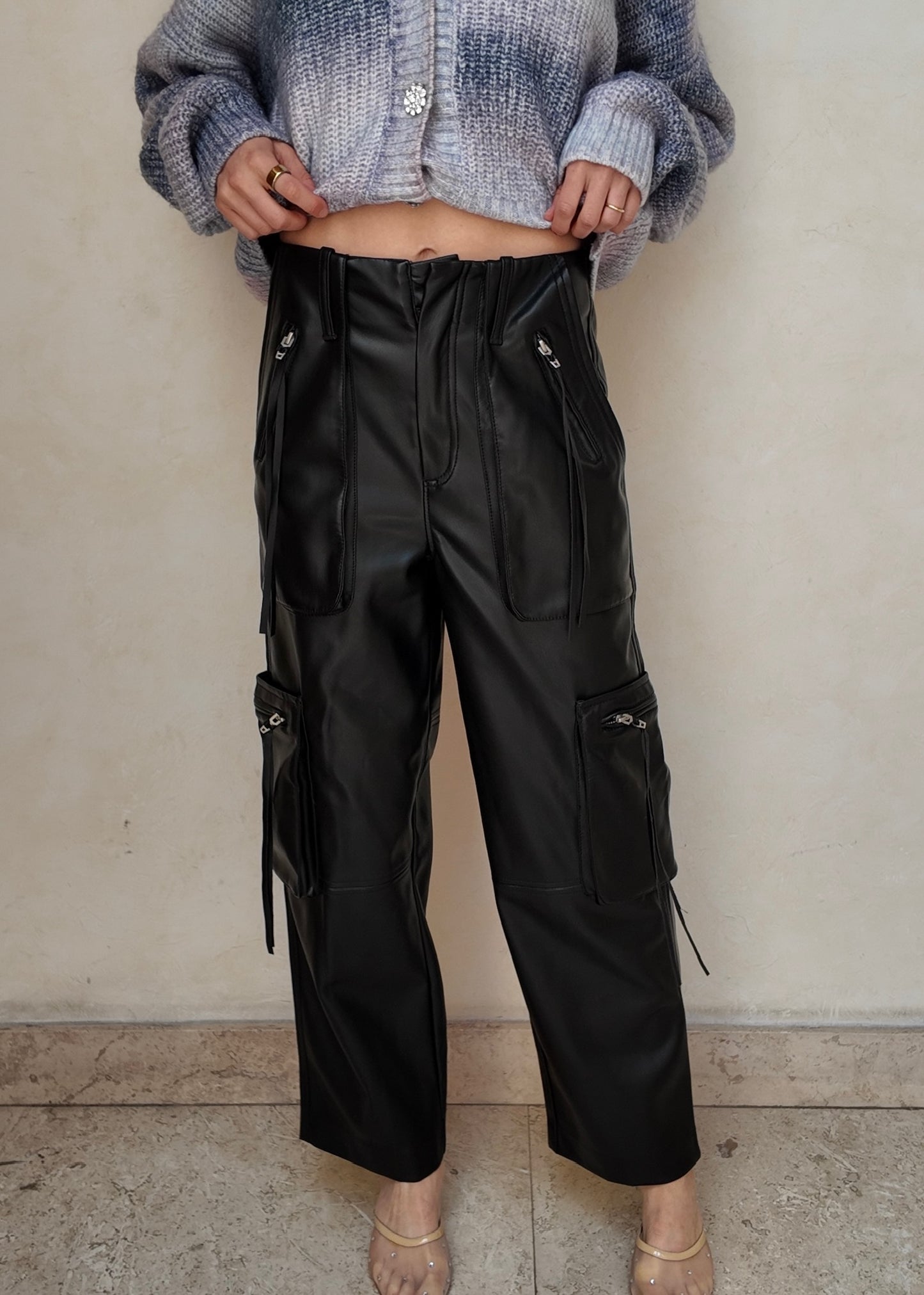 PANTALÓN DE PIEL CON CIERRES