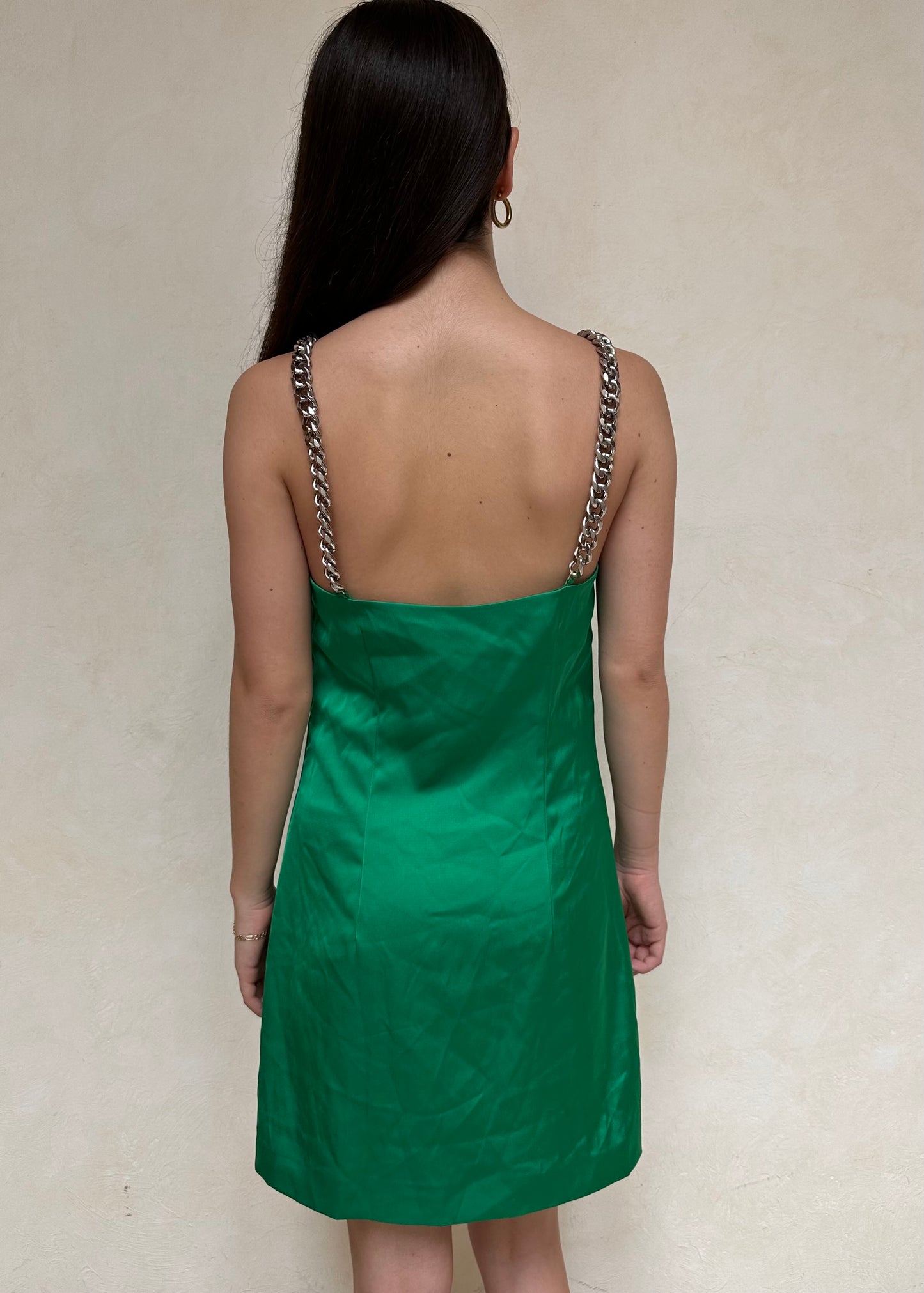 VESTIDO MINI VERDE CON DETALLE DE CADENAS