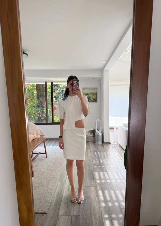 VESTIDO DE TIPO T-SHIRT CON CUT OUT