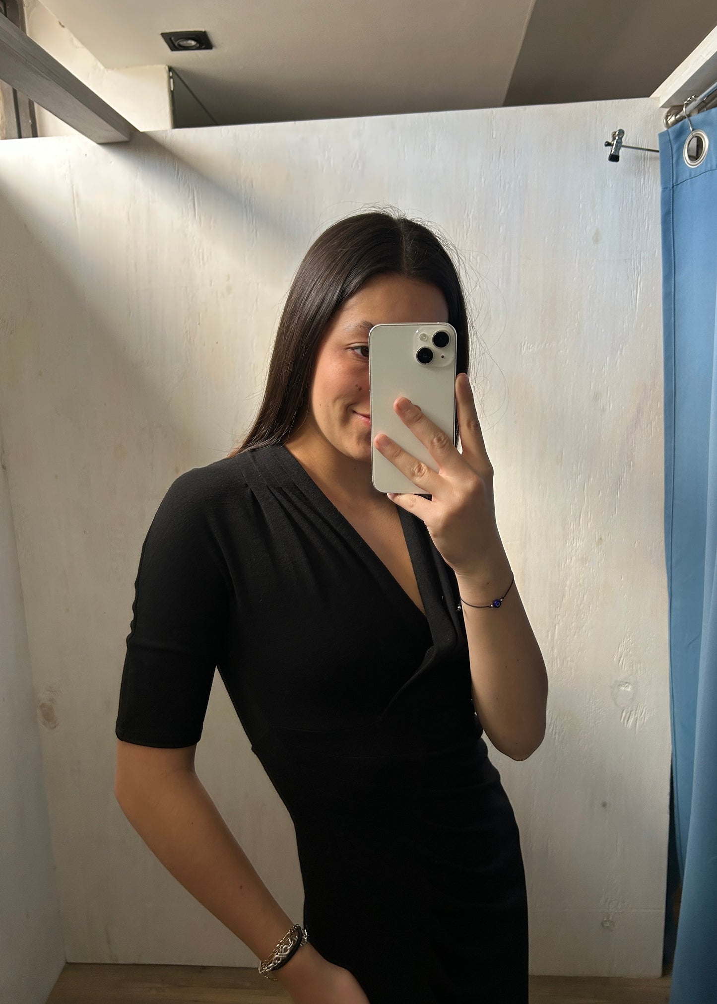 VESTIDO NEGRO CON ESCOTE EN V