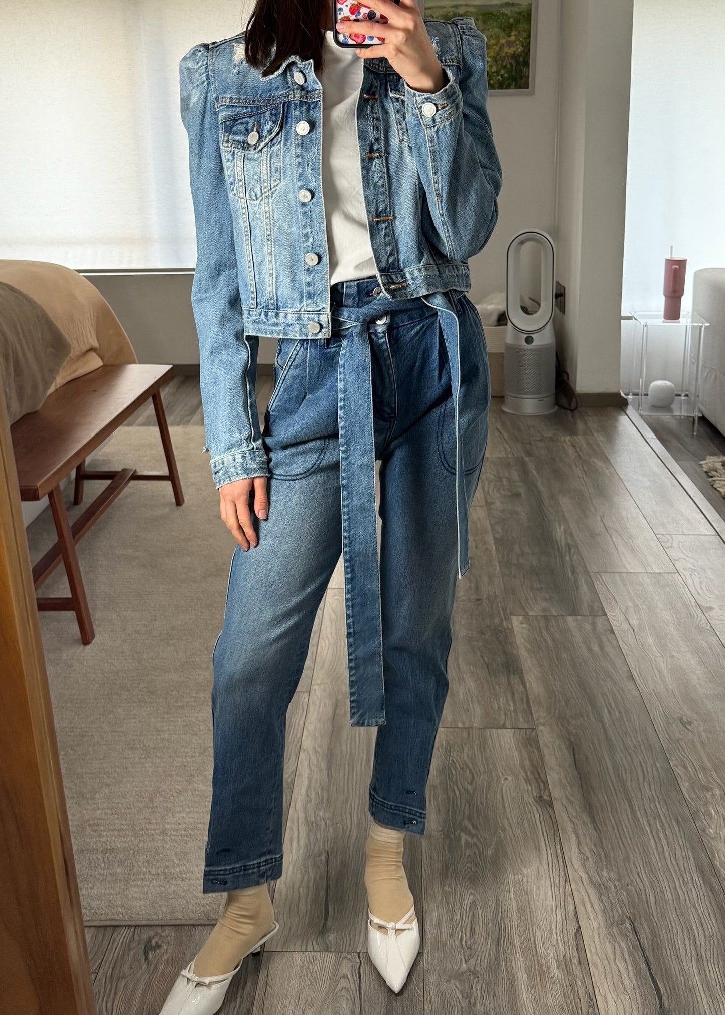 JEANS SUPER HIGH RISE CON CINTURÓN