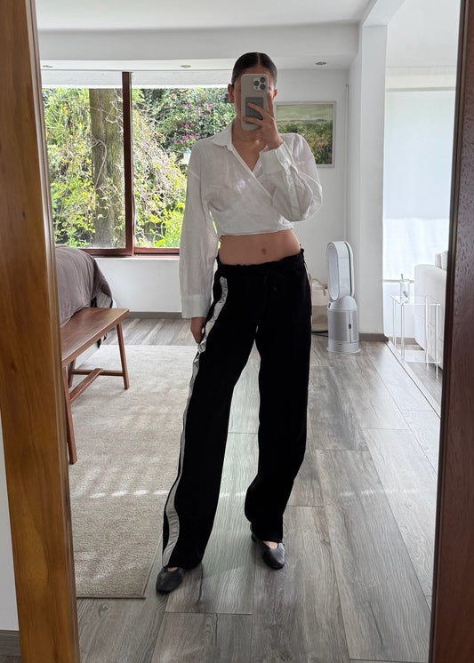 PANTALON NEGRO CON LINEA PLATEADA
