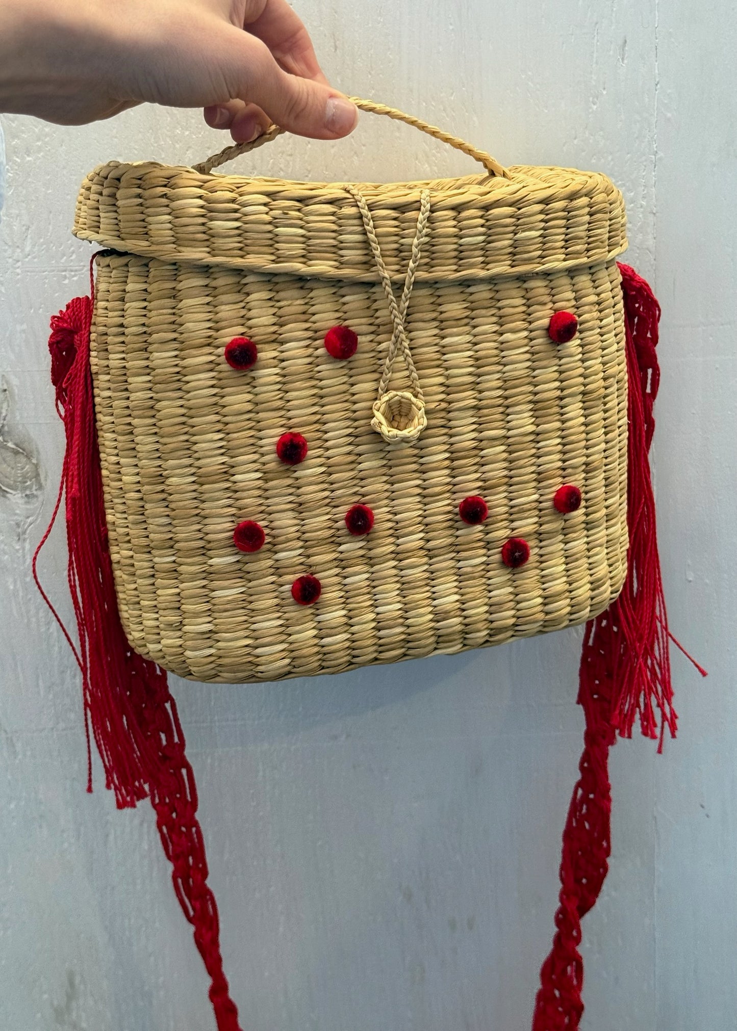 STRAW BAG CON DETALLES ROJOS