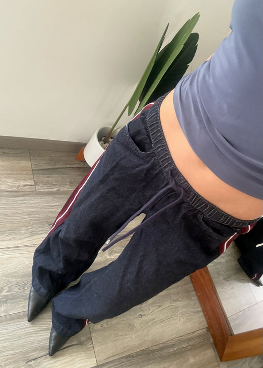 JEANS CON RESORTE Y LÍNEAS ROJAS