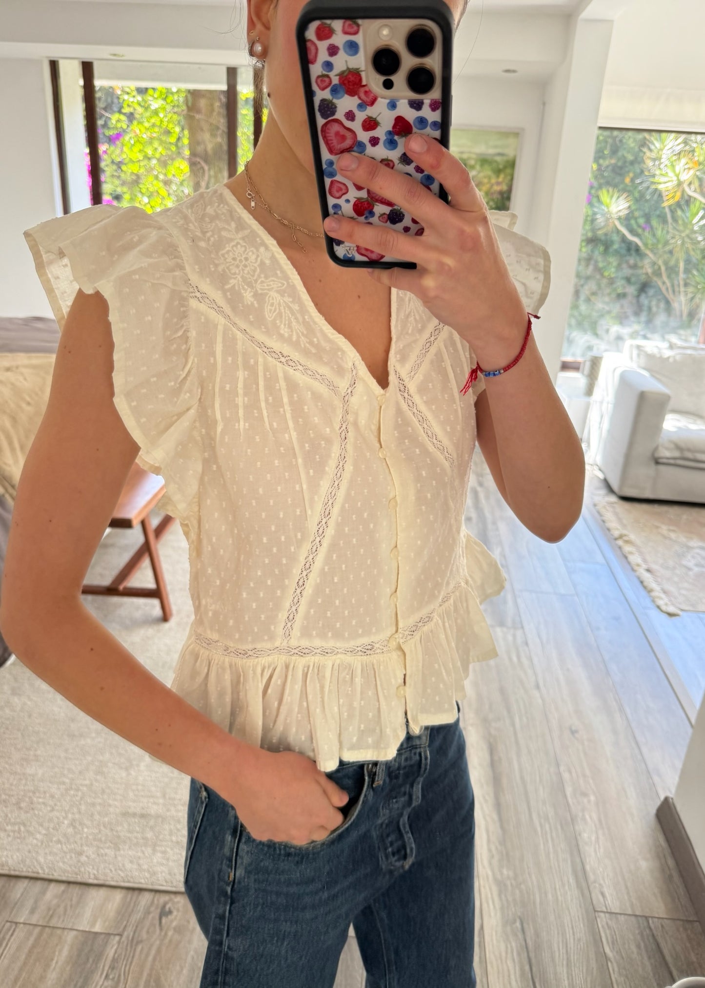 CAMISA CON OLANES EN MANGA CORTA