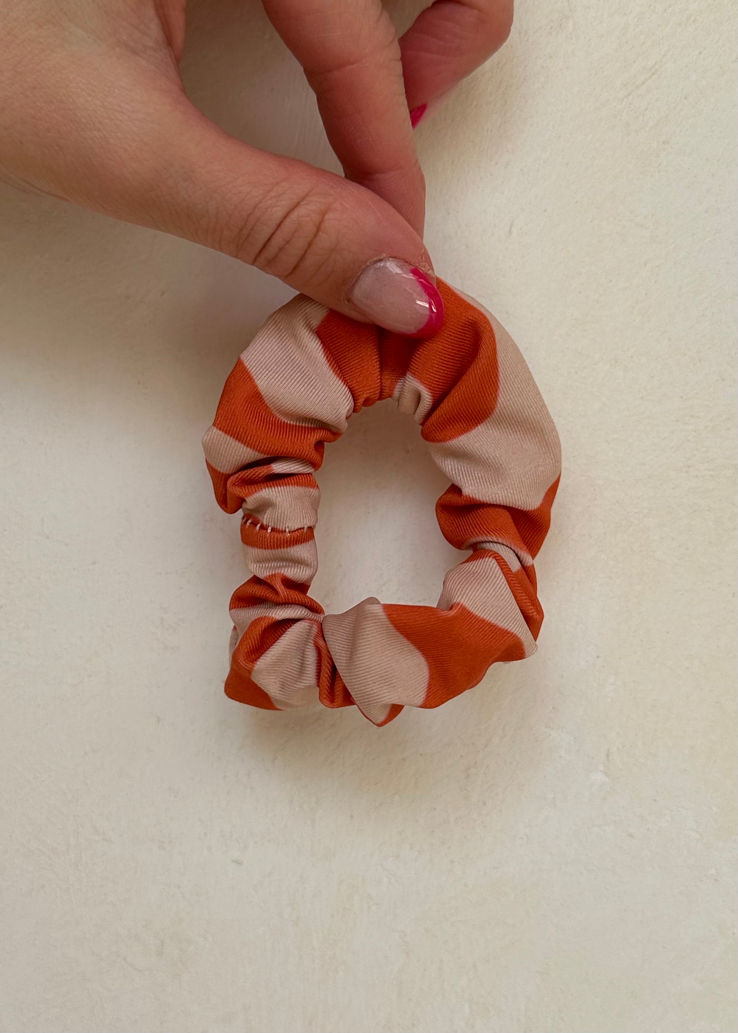 BIKINI DE TRIÁNGULO NARANJA + SCRUNCHIE