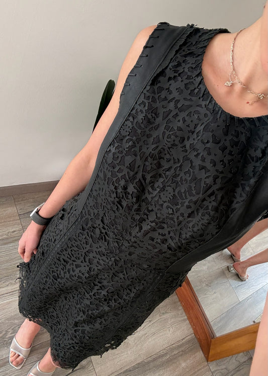 VESTIDO MIDI NEGRO CON PIEL