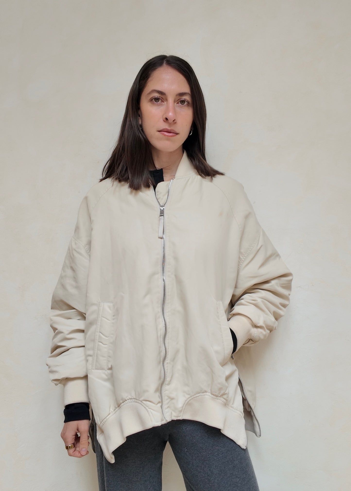 BOMBER JACKET BEIGE CON CIERRES EN COSTADOS