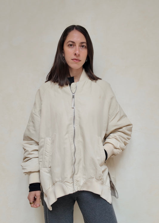 BOMBER JACKET BEIGE CON CIERRES EN COSTADOS