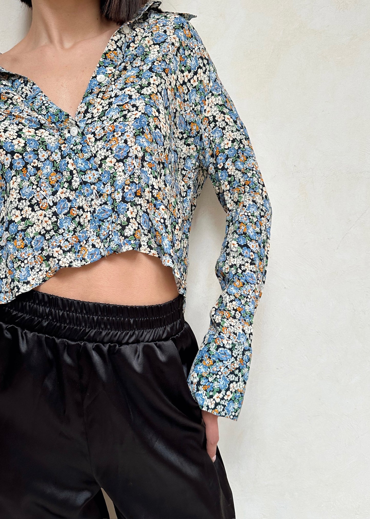 BLUSA FLORES CROPPED MANGA LARGA