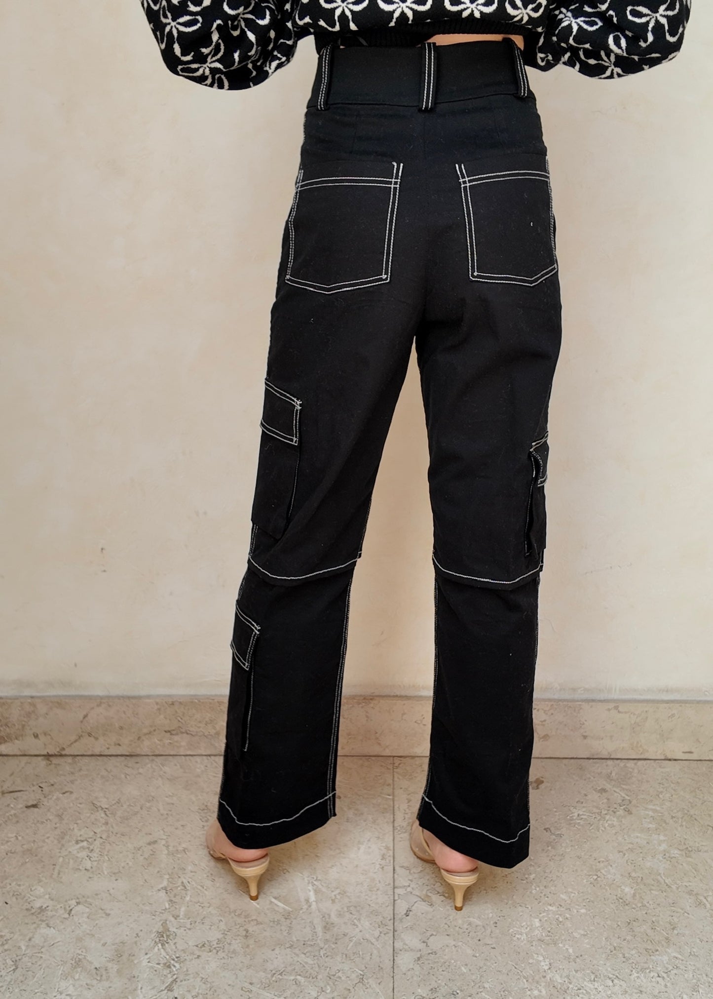 PANTALÓN NEGRO CON CORTES