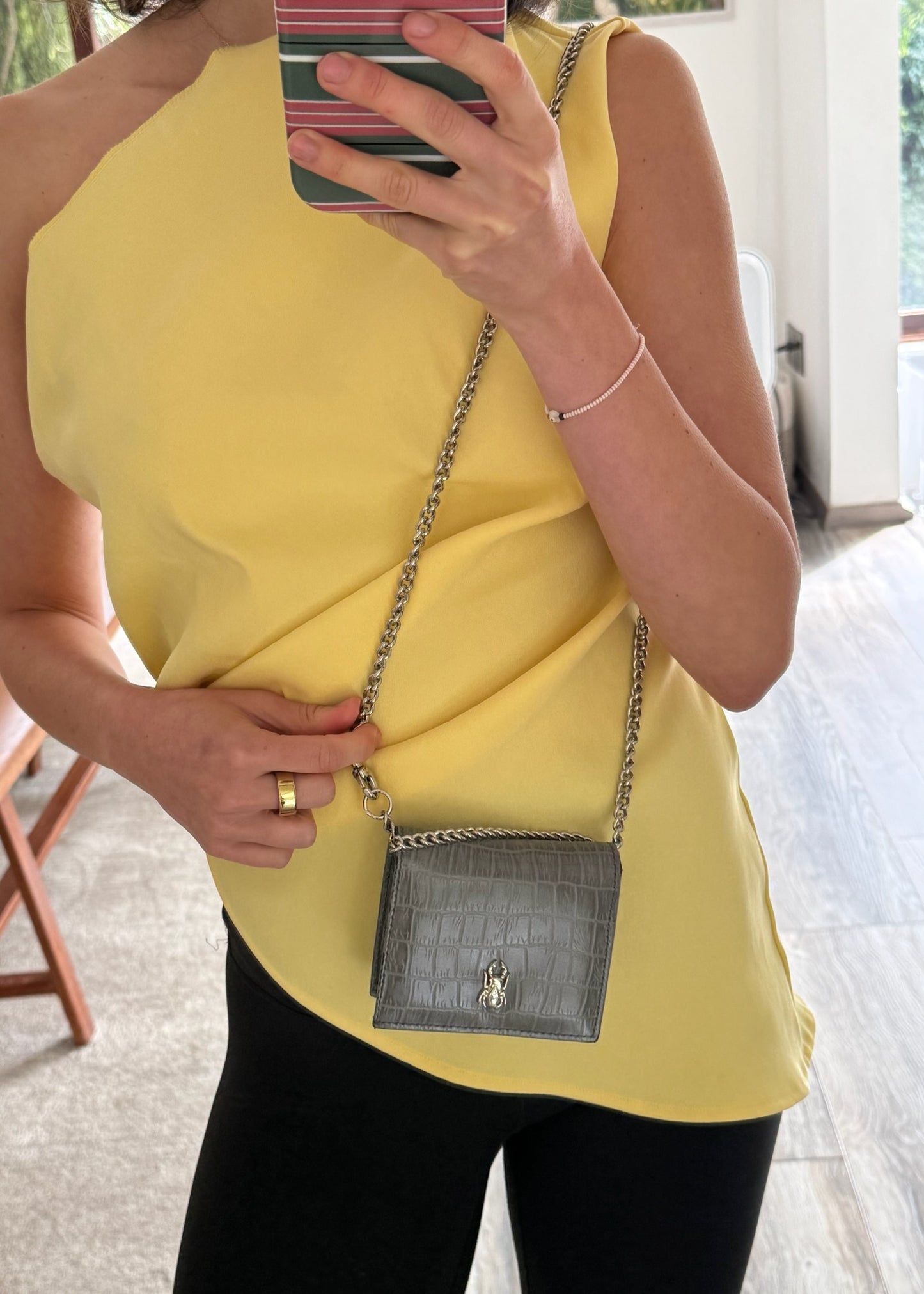 CARTERA CON CORREA GRIS